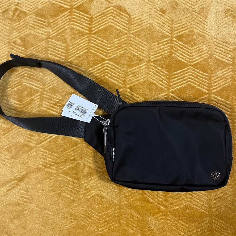 Lululemon Everywhere Belt Bag Large - Picture 2 of 3